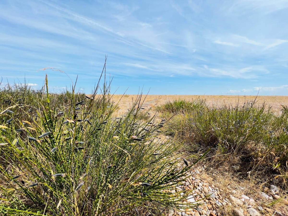 Pass The Keys Fabulous Beach Front Holiday Location Lydd Esterno foto
